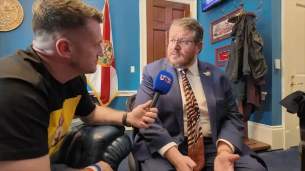 Томмі Робінсон @TRobinsonNewEra ? 16 год. Зустріч Томмі Робінсона з @RepFine: ?Обирайте свою собаку чи шаріат?? Інтерв'ю, яке сколихнуло Вашингтон