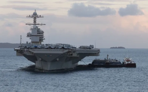 Обов'язкове посилання: Фото Крістофера Дроста/SHIFT digital через ZUMA Press/Shutterstock (16444052e) Авіаносець USS Gerald R. Ford (CVN-78), завантажений винищувачами та іншими літаками, стоїть на якорі біля Сент-Томаса на Віргінських островах США під час розгортання під керівництвом Південного командування США. USS Gerald Ford на Сент-Томасі, Віргінські острови США - 25 січня 2026 року