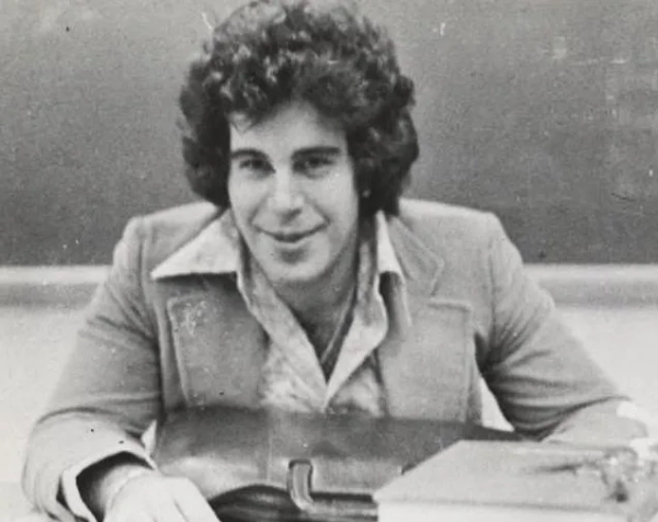 Дехто пам'ятає його як турботливого вчителя; інші пам'ятають його як жахливу людину. Дехто пам'ятає його як повзуна. Дехто пам'ятає його лише як одного з багатьох молодих викладачів, який навряд чи б виділявся, якби не його схильність одягатися в довгі, яскраві хутряні шуби. Останніми днями колишні вчителі та випускники школи Далтона в Нью-Йорку відновили зв'язок через довгі групові ланцюжки електронних листів та коментарі у Facebook, щоб обговорити спогади про сумнозвісного фінансиста Джеффрі Епштейна. Епштейн, якому в понеділок було пред'явлено звинувачення у торгівлі неповнолітніми з метою сексуальної експлуатації, два роки працював викладачем у приватній школі, викладаючи математику та природничі науки учням, які були лише на кілька років молодші за нього на той час, повідомляє The New York Times.