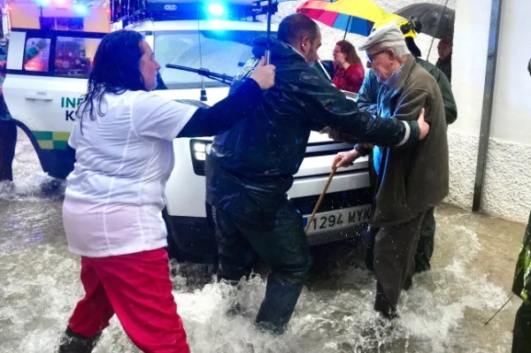 Громадяни допомагають літньому чоловікові після сильних дощів у Грасалемі, Кадіс, Андалусія, Іспанія, 4 лютого 2026 року.