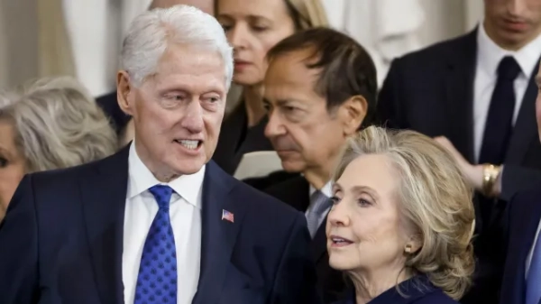 Колишній президент США Білл Клінтон та Гілларі Клінтон стоять поруч.