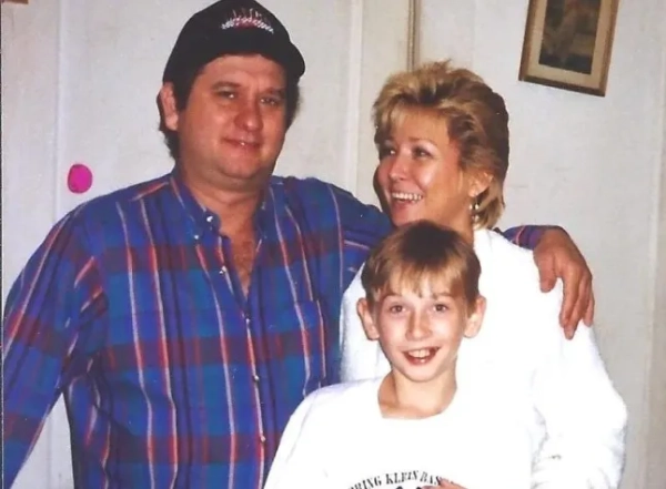 Фелікс, Денніс та Вейд Гейсліп сфотографовані востаннє, коли вони троє були разом, перед тим, як Денніс була вбита. 15506383 Ревнивого вбивцю стратять за лічені години за жорстоке вбивство його колишньої та її нового хлопця.