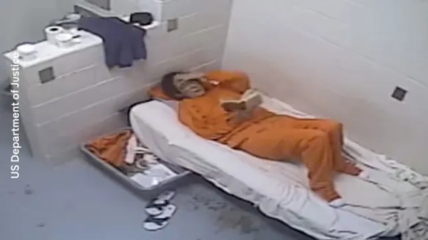 Знімок екрана, на якому зображено Гіслен Максвелл у тюремній камері у 2020 році.