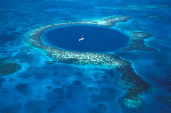 Вчені знайшли блакитну діру настільки глибоку, що не можуть дістатися&hellip;