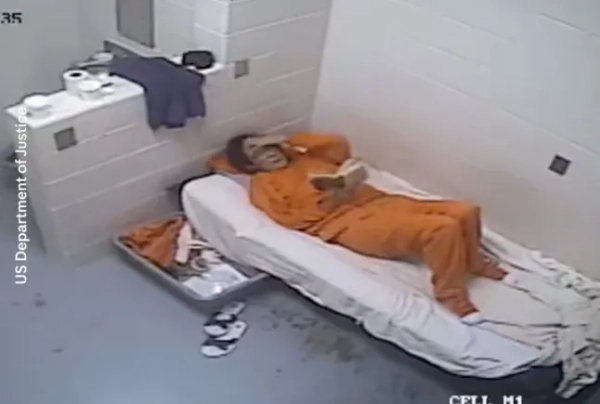 Знімок екрана, на якому видно Гіслен Максвелл у тюремній камері у 2020 році.