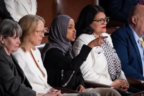 ВАШИНГТОН, ОКРУГ КОЛУМБІЯ – 24 ЛЮТОГО: Конгресвумен Ільхан Омар (демократка від Міннесоти) кричить під час звернення президента США Дональда Трампа до Конгресу в залі засідань Палати представників США у Вашингтоні, округ Колумбія, 24 лютого 2026 року. (Фото Натана Познера/Anadolu via Getty Images)