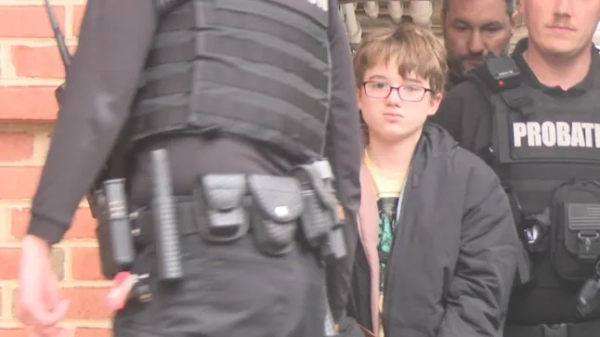 11-річного хлопчика привели до суду в кайданках, звинуваченого у вбивстві…