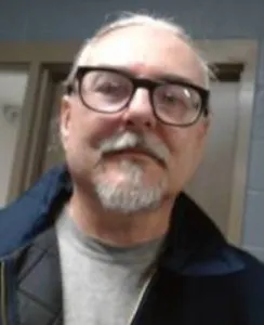 ВЕЛИКА БРИТАНІЯ РІЧАРД КАСЛ Засуджений за: спокушання неповнолітнього з метою розпусних дій, сексуальний злочин проти розбещення дітей, сексуальну експлуатацію неповнолітнього - матеріали - фотографія, непристойні матеріали - розповсюдження, міжштатне перевезення для сексуальної діяльності Заарештований: Спрінгфілд, Міссурі Ім'я: РІЧАРД КАСЛ 15498607 Трамп повертає до Британії 35 «найгірших з найгірших» нелегальних іноземців... більше, ніж він повертає до Афганістану чи Іраку