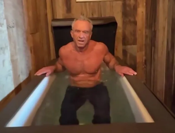 RFK рекламує незбиране молоко, перебуваючи у джинсах у крижаній ванні