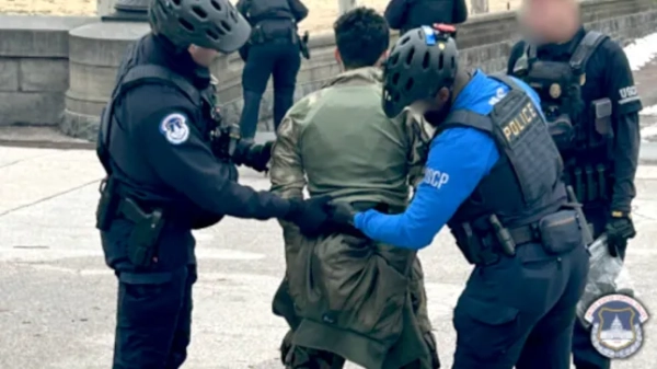 Поліція Капітолію заарештувала стрілка в Капітолії США. Стрілець був ідентифікований як 18-річний Картер Маначо зі Смірни, штат Джорджія. На момент арешту у нього була рушниця.