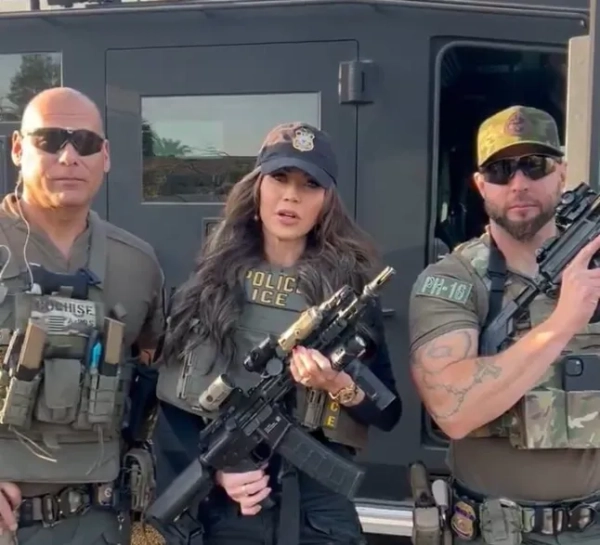 Міністр внутрішньої безпеки Крісті Ноем опублікувала відео 8 квітня 2025 року з підписом: Торговці людьми. Контрабандисти наркотиків. Члени банди 18-ї вулиці. Провела ранок у Фініксі з нашим хоробрим @ICEgov та правоохоронними органами Аризони, заарештовуючи цих покидьків та прибираючи їх з наших вулиць.