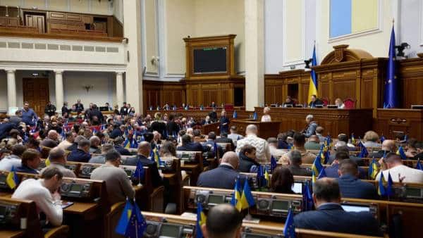 Рада збільшила віковий ліміт для держслужби до 70.