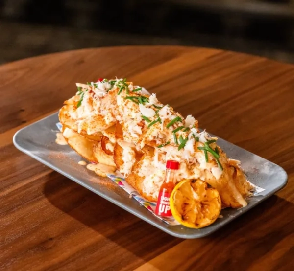 Свіжий краб Дандженесса посипається начос з картопляними чіпсами для Супербоулу LX на стадіоні Levi's.