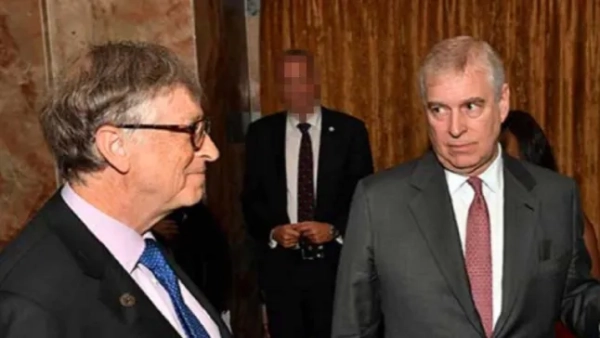 ПОВТОРНА ПЕРЕДАЧА ПІКСЕЛЯЦІЙНОГО ОБЛИЧЧЯ НА ПРОХАННЯ СТОЛИЧНОЇ ПОЛІЦІЇ Недатоване фото роздаткового матеріалу, опубліковане Комітетом з нагляду Палати представників США Демократи Ендрю Маунтбеттена-Віндзора, який стоїть у кімнаті поруч із магнатом Microsoft Біллом Гейтсом. Фотографія Ендрю Маунтбеттена-Віндзора є одним із останніх опублікованих зображень зі спадщини засудженого за сексуальні злочини Джеффрі Епштейна. Дев'ятнадцять фотографій були опубліковані демократами в Комітеті з нагляду Палати представників США у п'ятницю, вони є окремими від матеріалів справи Міністерства юстиції. Дата публікації: п'ятниця, 12 грудня 2025 року. Фото PA. Авторство фото має бути зазначено: Комітет з нагляду Палати представників США Демократи/PA Wire ПРИМІТКА ДЛЯ РЕДАКТОРІВ: Це фото роздаткового матеріалу може використовуватися лише для редакційних репортажів для сучасної ілюстрації подій, речей або людей на зображенні або фактів, згаданих у підписі. Повторне використання зображення може вимагати додаткового дозволу від власника авторських прав.