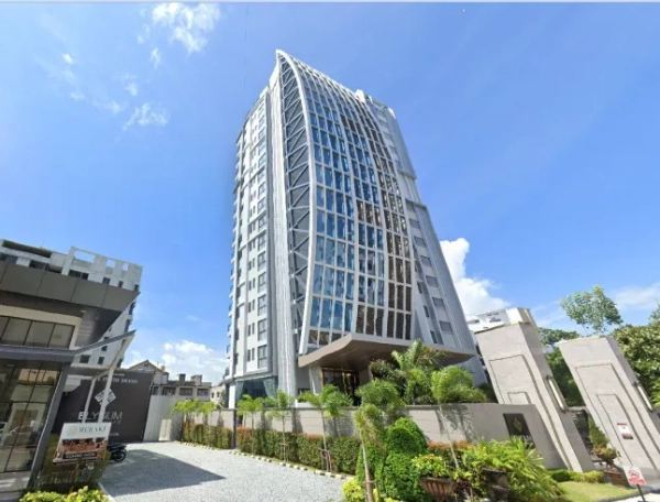 Широкий план хмарочоса