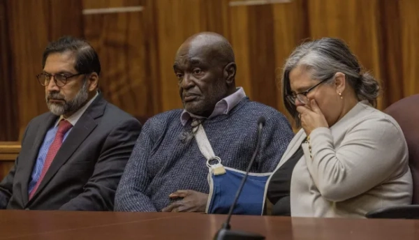 Обов'язкове джерело: Фото Педро Портала/TNS через ZUMA Press Wire/Shutterstock (16496293c) Адвокати захисту Хурум Вахід (ліворуч) та Кармен Віскайно стоять поруч із Гаррелом Бредді, якого було засуджено за те, що він залишив 5-річну дівчинку помирати в Еверглейдс у 1998 році, реагують на те, як його засудили до довічного, а не смертного вироку, у судовому процесі щодо повторного винесення вироку про смертну кару в залі суду 4-1 у будівлі правосуддя Річарда Е. Герштейна, п'ятниця, 30 січня 2026 року. Новини США - 30 січня 2026 року