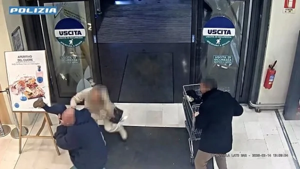 Чоловік викрав дитину у її мами, коли вони виходили з&hellip;