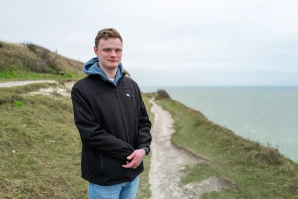 Деніел Джексон, президент Verdis. Довер, Кент, 18 лютого 2026 року. Британець, який проголосив себе президентом своєї країни після того, як заявив про права на землю на Балканах, відкрив посольство – на головній вулиці свого міста. 21-річний Деніел Джексон вперше придумав ідею створення власної країни разом із групою друзів, яким було лише 14 років. Друзі помітили, що після прикордонної суперечки кілька ділянок землі вздовж річки Дунай залишилися поза межами Хорватії та Сербії. Тож 30 травня 2019 року він оголосив одну з цих земельних осередків – офіційно відому на карті як Осередок-3 – Вільною Республікою Verdis. Деніел, який проголосив себе президентом, з того часу наполегливо працює над створенням своєї країни, нещодавно відкривши два посольства – одне у своєму рідному місті Довер, Кент, і одне в Нові-Саді, Сербія. Фото опубліковано 20.02.2026.