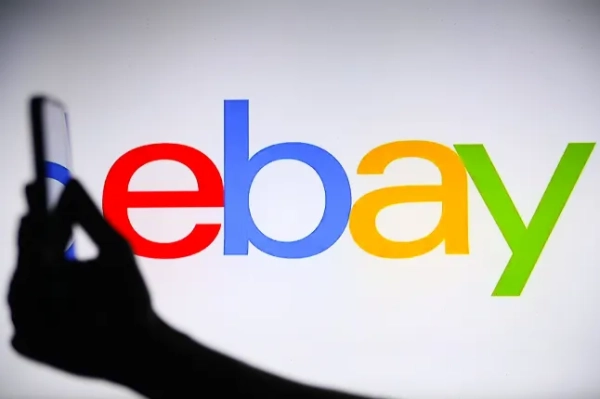 Логотип eBay відображається на екрані з людиною, яка тримає телефон у Кнурові, Польща, 20 вересня 2025 року.