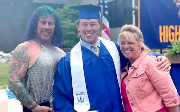 Роберт Донган, також відомий як Роберта Еспозіто, з сином Айданом та колишньою дружиною Рондою у 2021 році