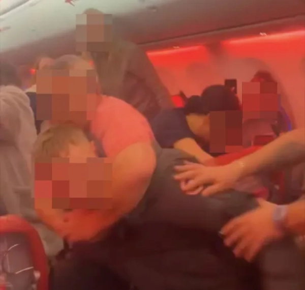 Рейс Jet2 з Туреччини до Манчестера перенаправлено до Брюсселя – двох пасажирів заарештовано після масштабної бійки в повітріРейс Jet2 з Туреччини до Манчестера перенаправлено до Брюсселя – двох пасажирів заарештовано після масштабної бійки в повітріРейс Jet2, що прямував з Туреччини до Манчестера вчора ввечері (12.2.26), був змушений перенаправитися до Брюсселя після масштабної бійки в повітрі.Один із учасників спробував відібрати телефон у іншого пасажира, що викликало хаос і страх серед пасажирів на борту, включаючи дітей, людей похилого віку та пасажирів з особливими потребами.Спалахнула бійка, пасажири розповідали про кров на сидіннях та зуби, помічені на підлозі.Поліція піднялася на борт літака після посадки в Брюсселі та затримала двох осіб. За словами пасажирів, один з них вживав алкоголь та мав расистські висловлювання щодо пасажирів, що знаходилися поруч. Його дії переросли в агресію з бортпровідниками через сигарети.