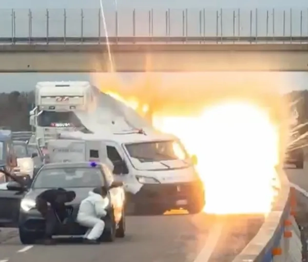 Озброєні грабіжники підірвали броньований фургон під час рейду в стилі&hellip;