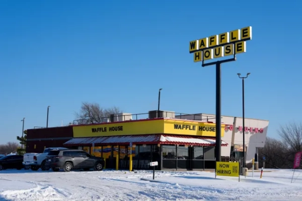 ОБОВ'ЯЗКОВЕ АВТОРСЬКЕ ПОСІБНИК: СКОТТ В. КОУЛМАН Обов'язкове авторство: Фото Скотта В. Коулмана/NurPhoto/Shutterstock (16448262a) Ресторан Waffle House працює в Оклахома-Сіті, штат Оклахома, 26 січня 2026 року, поки місто готується до повторного відкриття після зимової бурі. Зберігаються низькі температури, тоді як багато торгових точок, ресторанів, шкіл та урядових установ залишаються закритими в очікуванні відлиги найближчими днями. Waffle House працює в Оклахома-Сіті, поки місто готується до повторного відкриття після зимової бурі, США - 26 січня 2026 року