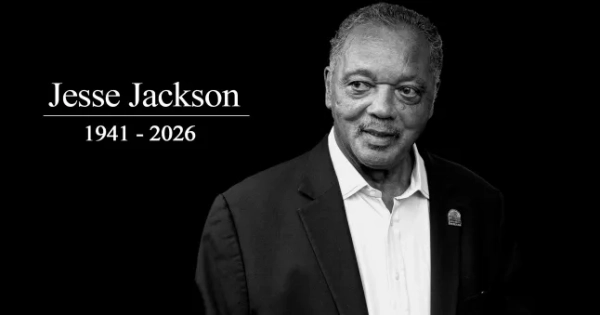 Після виступу на прес-конференції преподобний Джессі Джексон йде до початку щотижневої п'ятничної мирної ходи «Захоплення нашої громади миром», яку очолює церква Святої Сабіни в Оберн-Грешем, Чикаго, 25 червня 2021 року. (Вашон Джордан-молодший/Chicago Tribune/Tribune News Service via Getty Images)