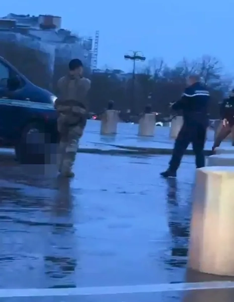 Поліція застрелила чоловіка з ножем біля Тріумфальної арки в Парижі