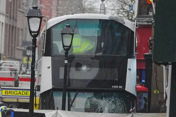 Аварія на вулиці Талбот у центрі Дубліна після того, як кількох пішоходів збив двоповерховий автобус. Одна людина загинула, а трьох інших доставили до лікарні внаслідок інциденту. Ірландська поліцейська служба, An Garda Siochana та Дублінська пожежна бригада відреагували на інцидент на пішохідній вулиці Норт-Ерл невдовзі після 12:30. Дата фото: четвер, 5 лютого 2026 року. Фото Пенсильванії. Аварія сталася на перехресті вулиць Талбот та Марлборо, де мав рухатися автобус Bus Eireann. Автор фото: Brian Lawless/PA Wire