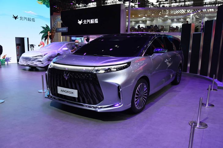 BAIC представив новий технологічний сімейний мінівен Qiang V9: претендує на звання “найбезпечніший”