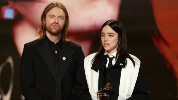 ЛОС-АНДЖЕЛЕС, КАЛІФОРНІЯ – 1 ЛЮТОГО: (зліва направо) Фіннеас О'Коннелл та Біллі Айліш отримують нагороду «Пісня року» за пісню ???WILDFLOWER??? на сцені під час 68-ї церемонії вручення премії «Греммі» на арені Crypto.com 1 лютого 2026 року в Лос-Анджелесі, Каліфорнія. (Фото Кевіна Вінтера/Getty Images для Академії звукозапису)