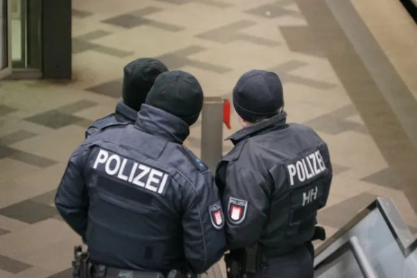 Вісьмох людей доставили до лікарні після “масового розпилення перцевого спрею”…