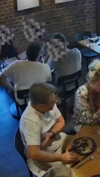 Австралійця спіймали на вискубуванні волосся під пахвами та нанесенні його на їжу, щоб отримати безкоштовну страву. Pony Dining The Rocks. Ми зазвичай не ділимося таким контентом. Це відео показує інцидент, який стався в нашому закладі. Після того, як страву подали, гість пізніше поскаржився на волосся в своїй страві та відмовився від оплати. Про це було офіційно повідомлено. Це відео поширюється для підвищення обізнаності про це в інших закладах гостинності.