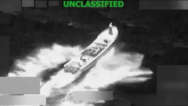 Цей скріншот з відео, опублікованого в обліковому записі X Південного командування США (SOUTHCOM) 23 січня 2026 року, показує удар за вказівкою міністра оборони США Піта Хегсета по судну, яке нібито проходило маршрутами наркотрафіку 23 січня 2026 року в