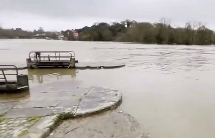 Понад 30 французьких міст постраждали від найпотужнішого урагану та повеней, йде масова&hellip;