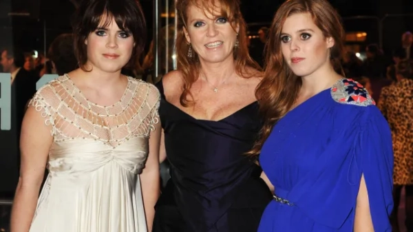 ЛОНДОН – 3 БЕРЕЗНЯ: (ПУБЛІКАЦІЯ У БРИТАНСЬКИХ БУЛЬЙОДНИХ ГАЗЕТАХ ЗАБОРОНЕНА ДО 48 ГОДИН ПІСЛЯ ДАТИ ТА ЧАСУ СТВОРЕННЯ) Сара Фергюсон, герцогиня Йоркська, зі своїми доньками, принцесою Євгенією та принцесою Беатріс, прибувають на британську кінопрем'єру фільму «Молода Вікторія» в Odeon Leicester Square 3 березня 2009 року в Лондоні, Англія. (Фото Дейва М. Бенетта/Getty Images)