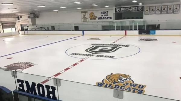 ПОТАКЕТ, Р.І. (WPRI) – Кілька людей отримали поранення внаслідок стрілянини на арені Денніса М. Лінча в Потакеті в понеділок вдень, підтвердили офіційні особи Target 12. Арена – це критий каток на вулиці Ендрю Д. Ферланда. Працівник сусіднього магазину Walgreens повідомив Target 12, що кілька дітей зайшли до аптеки в паніці, сказавши, що сталася стрілянина. Працівник сказав, що їм наказали закритися та евакуюватися з будівлі. Вони зателефонували за номером 911, і діти сховалися всередині магазину.