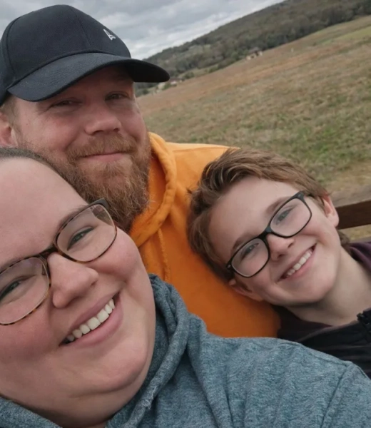 Селфі матері та батька з їхнім сином-підлітком