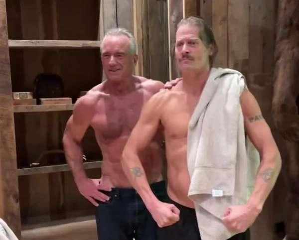 RFK рекламує незбиране молоко, перебуваючи у джинсах у крижаній ванні