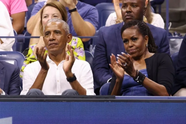 НЬЮ-ЙОРК, НЬЮ-ЙОРК – 28 СЕРПНЯ: Колишній президент Сполучених Штатів Барак Обама та колишня перша леді Мішель Обама відвідують матч першого раунду чоловічого одиночного розряду між Новаком Джоковичем із Сербії та Александром Мюллером з Франції під час першого дня Відкритого чемпіонату США 2023 року на стадіоні Артура Еша в Національному тенісному центрі Біллі Джин Кінг USTA 28 серпня 2023 року в районі Флашинг у районі Квінз міста Нью-Йорк. (Фото Жана Катуффа/GC Images)