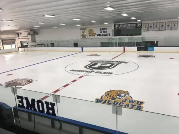 ПОТАКЕТ, Р.І. (WPRI) – Кілька людей отримали поранення внаслідок стрілянини на арені Денніса М. Лінча в Потакеті в понеділок вдень, підтвердили офіційні особи Target 12. Арена – це критий каток на вулиці Ендрю Д. Ферланда. Працівник сусіднього магазину Walgreens повідомив Target 12, що кілька дітей зайшли до аптеки в паніці, сказавши, що сталася стрілянина. Працівник сказав, що їм наказали закритися та евакуюватися з будівлі. Вони зателефонували за номером 911, і діти сховалися всередині магазину.