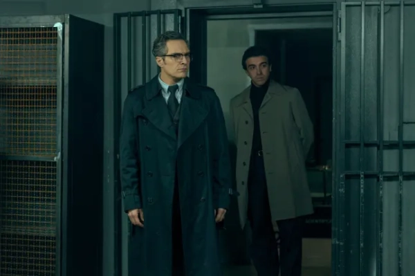 Недатований кадр з фільму «Великий фейк». На фото: Клаудіо Сантамарія в ролі Іль Сарто та Кабір Тавані в ролі Іль Магро. Див. огляди завантажень PA Feature SHOWBIZ. ПОПЕРЕДЖЕННЯ: Це зображення можна використовувати лише як супровід до оглядів завантажень PA Feature SHOWBIZ. Фото PA. Авторство зображення має бути вказано: Netflix, Inc./Люсія Юріо. Усі права захищено. ПРИМІТКА ДЛЯ РЕДАКТОРІВ: Це зображення можна використовувати лише як супровід до оглядів завантажень PA Feature SHOWBIZ.