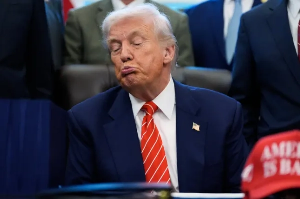 Президент Дональд Трамп слухає перед підписанням законопроекту про витрати в Овальному кабінеті Білого дому у вівторок, 3 лютого 2026 року, у Вашингтоні, який завершує часткове припинення роботи федерального уряду. (Фото AP/Алекс Брендон)