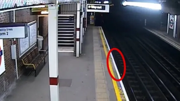 Знімок екрана з камер відеоспостереження, на якому видно платформу 2 станції метро Ікенгем з червоним колом, де пасажир упав на колії 28 березня 2025 року.