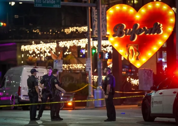 Поліцейські Остіна працюють на місці події на Вест Шостій вулиці після стрілянини біля бару Buford's у центрі Остіна в неділю, 1 березня 2026 року. (Джей Джаннер/Austin American-Statesman через AP)