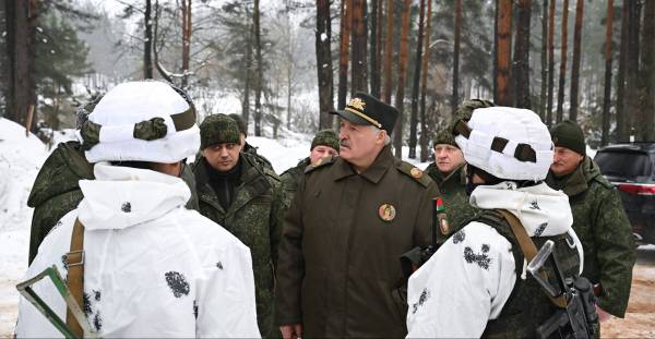 У рубежей Украины: белорусский оппозиционер объяснил мотивы сбора резервистов Лукашенко