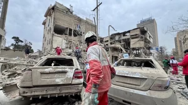 Члени рятувальної команди Червоного Півмісяця працюють у будівлі, пошкодженій внаслідок авіаудару США та Ізраїлю на тлі триваючої війни США та Ізраїлю проти Ірану, у Тегерані, Іран, 17 березня 2026 року. Рятувальні команди працюють у будівлі, пошкодженій внаслідок авіаудару в Тегерані, Іран - 18 березня 2026 року.