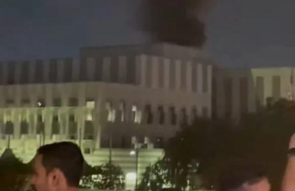 У соціальних мережах з'явилися повідомлення про дим, що йшов з консульства США в Дубаї.