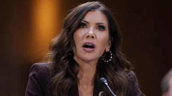 ФАЙЛ - Міністр внутрішньої безпеки Крісті Ноем з'являється на слуханнях щодо нагляду перед Судовим комітетом Сенату в Капітолії у Вашингтоні, 3 березня 2026 року. (Фото AP/Дж. Скотт Епплвайт, файл)